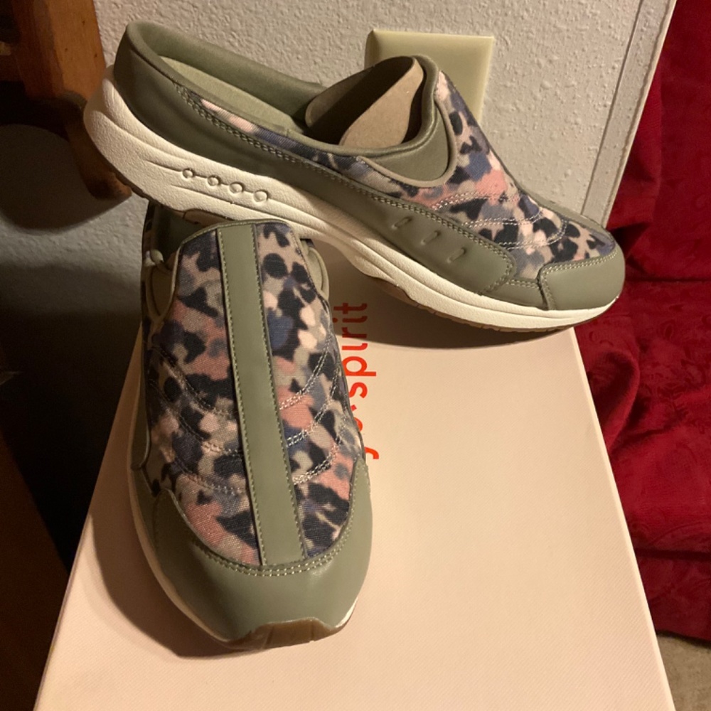 Easy Spirit Traveltime Clogs 10N. Kahki Leather Multi